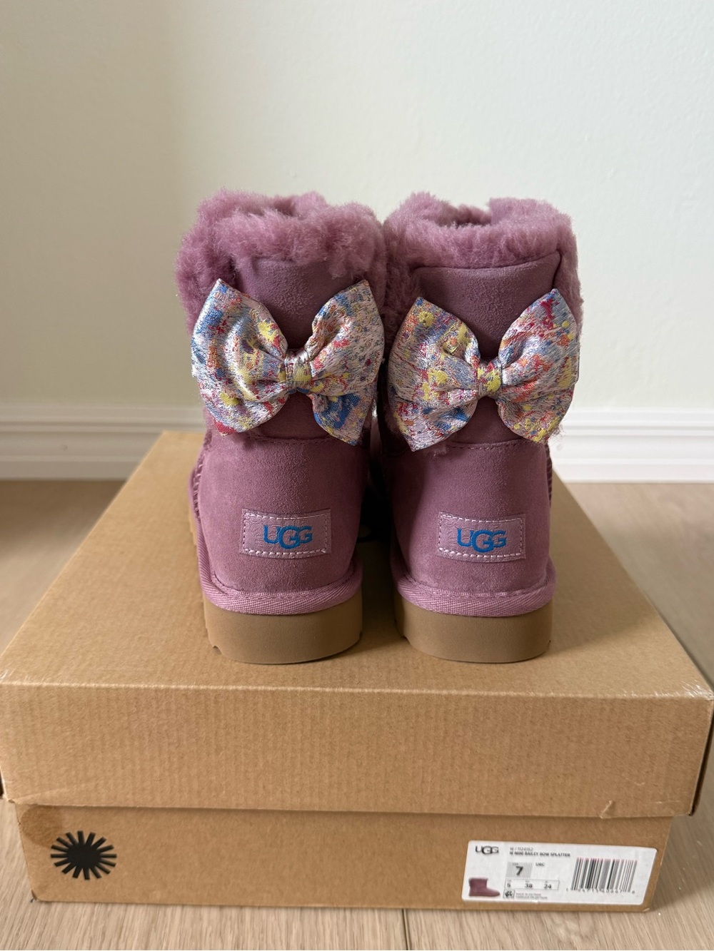 NIB UGG Mini Bailey Bow Splatter in Urchin Size 7